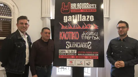 Los concejales &Oacute;scar Eguiz&aacute;bal y &Oacute;scar Moreno y el representante de Alboroto Producciones. David Fiel en la presentaci&oacute;n del cartel.