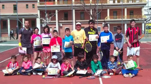 Participantes en el curso de tenis de Semana Santa de Cervera del R&iacute;o Alhama
