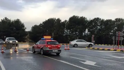 La N121 ha tenido que cortarse entre Caparroso y los Abetos