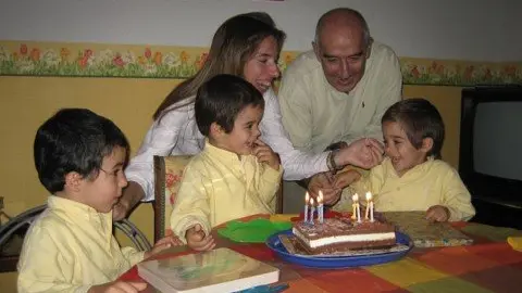 Mario Gaviria junto a su hija Nathalie y sus tres nietos Mario, &Aacute;lvaro y Gabriel