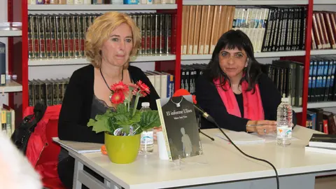 Maite Sota y la bibliotecaria Ana Ram&iacute;rez 010