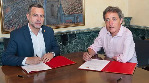 El vicepresidente, Miguel Laparra y el alcalde de Carcastillo, Javier Igal en la firma del Convenio