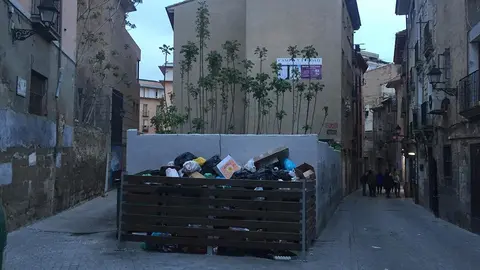 Basura en la calle Verjas de Tudela