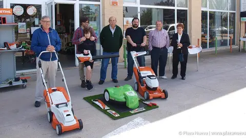 Motocultores La Ribera Parte del equipo de trabajo de Motocultores La Ribera, pos&oacute; con familia y amigos
