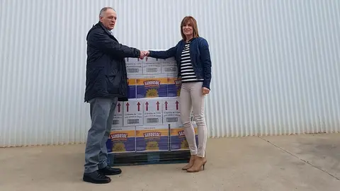 Gregorio Yoldi, presidente del Banco de Alimentos de Navarra, Laura Sand&uacute;a, gerente de Aceites Sand&uacute;a, con el palet de aceite, en las instalaciones de la empresa navarra