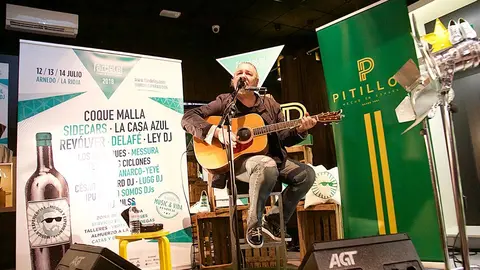 La presentaci&oacute;n ha contado con la presencia de Carlos Go&ntilde;i, l&iacute;der del grupo Rev&oacute;lver que actuar&aacute; en el F&aacute;rdelej el pr&oacute;ximo 14 de julio
