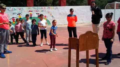Los alumnos del colegio de Santa Engracia practican en la hora de extraescolares con los juegos tradicionales 