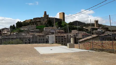 El parking de caravanas de Uncastillo se sit&uacute;a junto a las piscinas y el complejo deportivo del municipio