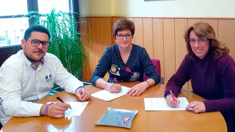 Miembros del Ayuntamiento de Alfaro y de ADECA firman el acuerdo