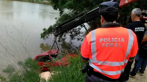 Momento en el que se ha sacado el veh&iacute;culo del agua