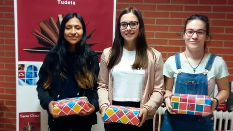 Las tres ganadoras del Concurso de marcap&aacute;ginas con sus premios