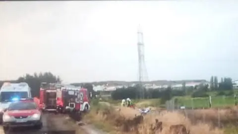 Instant&aacute;nea de los servicios de emergencia atendiendo a los heridos
