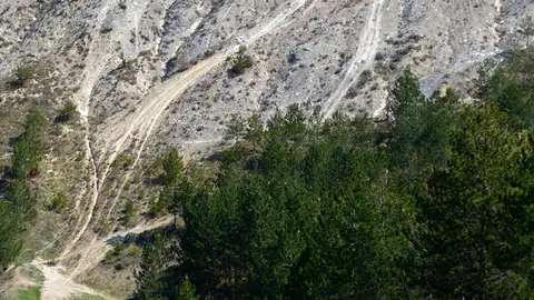 Por aqu&iacute; se meten algunas motos