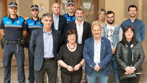 La consejera Beaumont, el director general de Interior,Gastaminza, y alcalde y representantes del Ayuntamiento de Azagra