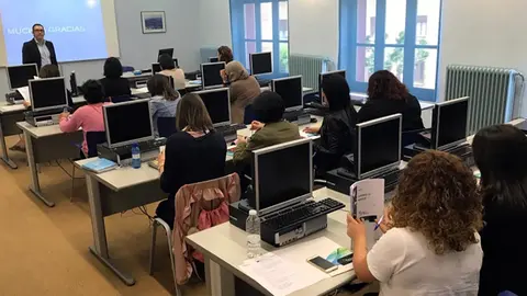 Curso Smartwomen sobre comercio electr&oacute;nico que se est&aacute; impartiendo en Fundaci&oacute;n D&eacute;dalo