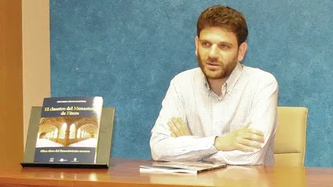 Eduardo Aznar Mart&iacute;nez presentando su libro 'El claustro del Monasterio de Fitero, obra clave del Renacimiento navarro'