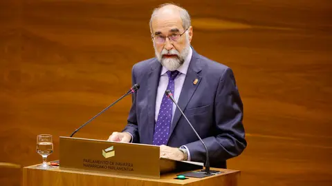 El consejero de salud durante su comparecencia