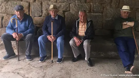 30 Abuelos junto al puente del Ebro