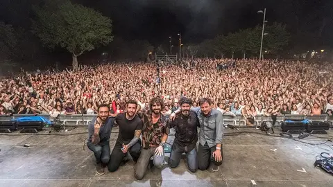 Izal sobre el escenario del Navarra Sur Festival y con el p&uacute;blico a reventar