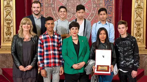 Las consejeras Ollo y Solana y los integrantes del equipo IES Reyno de Navarra de Azagra