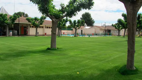 Nuevo c&eacute;sped de las piscinas