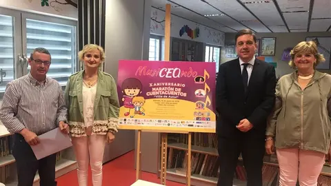 El consejero de Educaci&oacute;n, Formaci&oacute;n y Empleo, Alberto Galiana, junto con la alcaldesa de Autol, Catalina Bastida, y la directora del CEO Villa de Autol, Ana Isabel Jim&eacute;nez