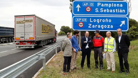 El vicepresidente Ayerdi, junto al nuevo acceso de la AP-15