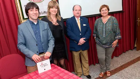 Diego Carasus&aacute;n, Ana Ollo y Blanca Aldanondo con el representante del Hogar navarro en Sevilla