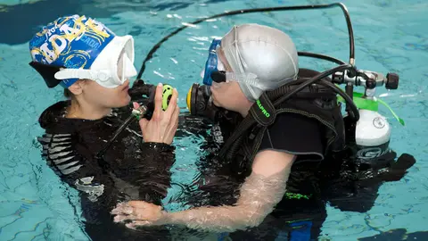 Pr&aacute;ctica de submarinismo en la piscina de Berriozar, organizada por la Federaci&oacute;n Navarra de Actividades Subacu&aacute;ticas