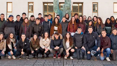 Estudiantes del IES Marqu&eacute;s de Villena de Marcilla posan en el campus de Arrosadia de la UPNA