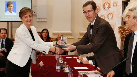 La Dra. Mari Cruz Rodr&iacute;guez Oroz, directora de Neurolog&iacute;a de la Cl&iacute;nica Universidad de Navarra, recoge el Premio Sociedad Espa&ntilde;ola de Neurolog&iacute;a