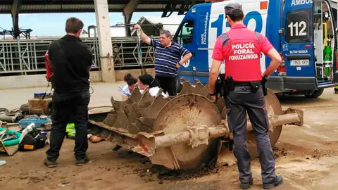 Momento de la atenci&oacute;n m&eacute;dica; delante, el apero que ha causado la lesi&oacute;n