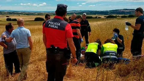 El joven pastor es atendido antes de subir al helic&oacute;ptero