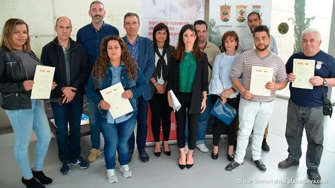 Entrega de diplomas a los alumnos que han participado esta primera edici&oacute;n de Agroalhama