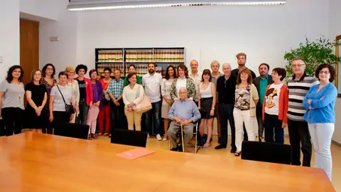 Foto de grupo en el interior de la sala Julia &Aacute;lvarez Resano