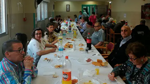Comida de la familia en la residencia Carmen Bellido de Cortes