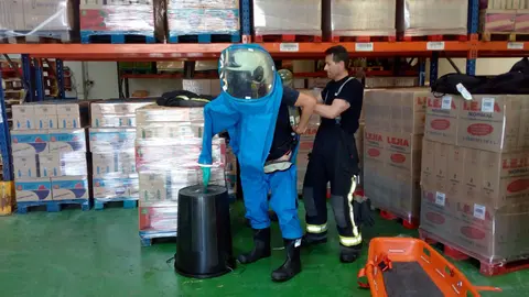 Se ha cerrado el tanque provistos de trajes de protección química y han achicado el vertido con una bomba