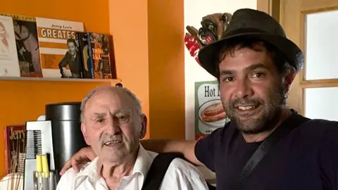 Lucio junto al ilustrador Mikel Santos