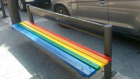 Banco pintado en Corella
