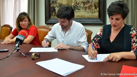 Eneko Larrarte y Mar&iacute;a Solana firman el convenio ante una sonriente Silvia Cepas