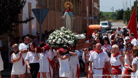 Los quintos del 2000 fueron los encargados en pasear a la virgen por las calles de Castej&oacute;n