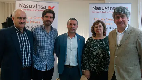 Inauguraci&oacute;n de la oficina de Nasuvinsa en Tudela. De izquierda a derecha: Jos&eacute; M&ordf; Aierdi, Eneko Larrarte, Miguel Laparra e Isabel Elizalde y Fernando Mendoza, director de la oficina
