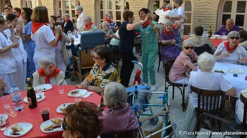 Disfrutando del tradicional almuerzo popular en la Misericordia