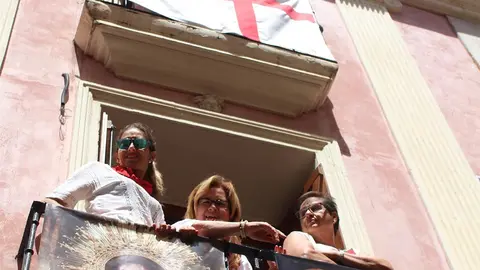 Los balcones se engalanan para ver a la Patrona