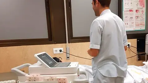 Enfermero preparado para realizar una prueba diagn&oacute;stica