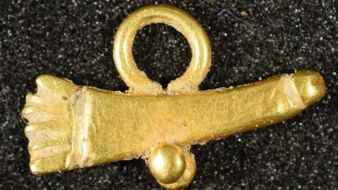 El amuleto f&aacute;lico de oro encontrado en el yacimiento cincovill&eacute;s de Los Ba&ntilde;ales es singular por su tem&aacute;tica