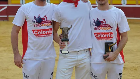 Arturo Aurensanz recibiendo un trofeo honorifico de sus compa&ntilde;eros Roberto Constanza y David Morella