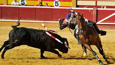 Guillermo Hermoso de Mendoza ante su segundo morlaco