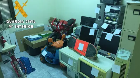 Muestra de enseres recuperados en Azagra
