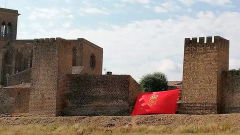 As&iacute; ondeaba la bandera en Artajona